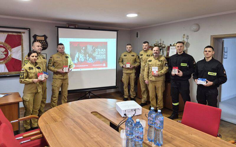 CZADowa STRAŻ w akcji! Strażacy przekazali mieszkańcom czujki ratujące życie