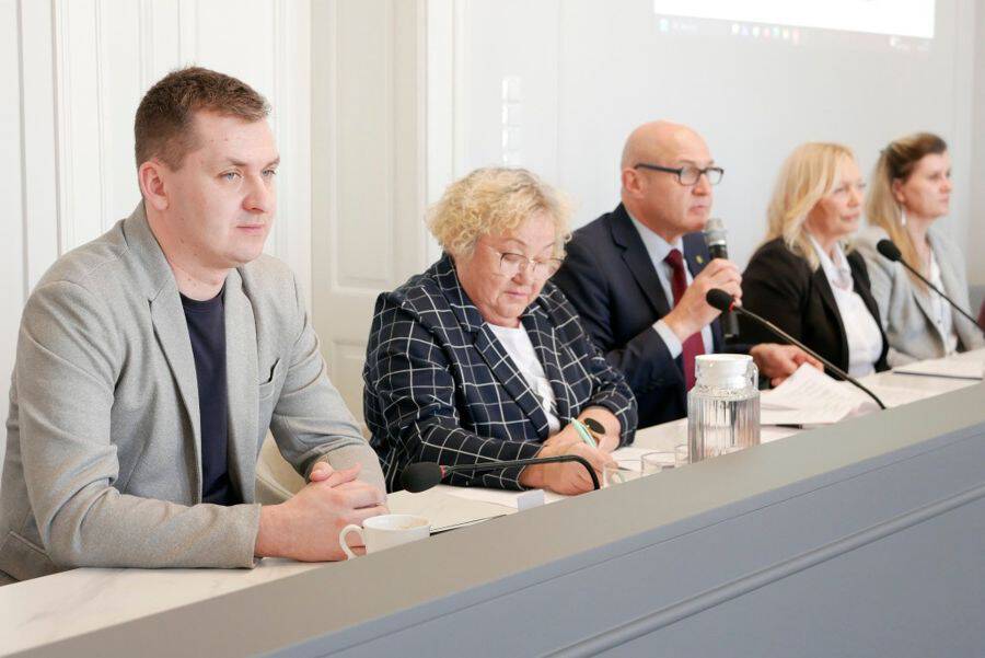 Sesja Rady Powiatu w Środzie Śląskiej: decyzje finansowe i podsumowanie działań PUP