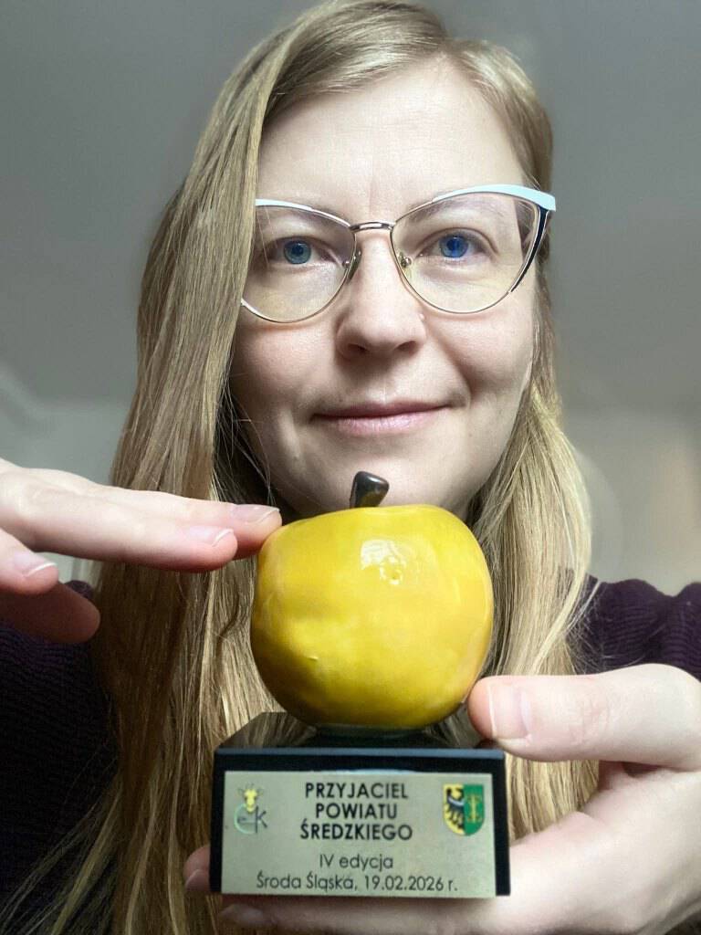 nagroda przyjaciel powiatu sredzkiego dla pani dyrygent choru seniora ziemi sredzkiej