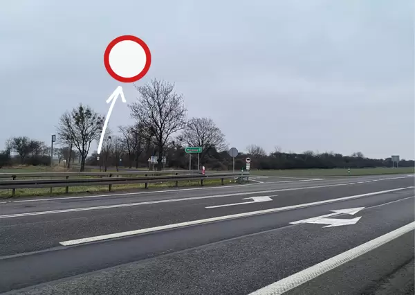 tuz za skretem w strone kadluba stanal znak zakazu ruchu