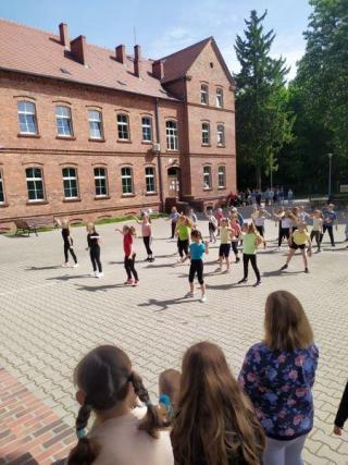 Taneczna pasja uczniów SP w Ciechowie