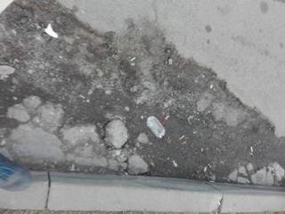 KTO ZAJMIE SIĘ DZIURAMI NA DRODZE DO BIEDRONKI?