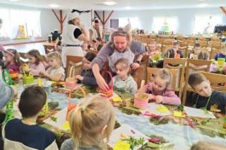 Poszukiwanie Wielkanocnego Zajączka w Przedszkolu w Ciechowie