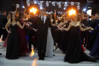 Pełen gracji, wzruszeń i dobrej zabawy bal studniówkowy średzkich maturzystów (zdjęcia)