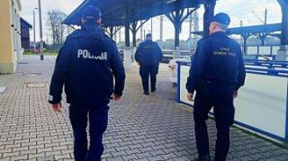 Świąteczno-noworoczne podróże koleją? Średzcy Policjanci przypominają o zasadach bezpieczeństwa