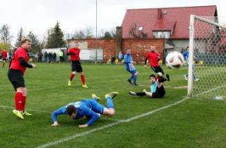 Czarni Białków wygrywają z Piranią Radziądz i utrzymują pozycję lidera [fotogaleria]