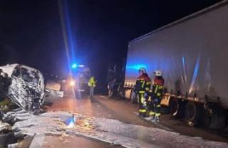 Pożar auta, wypadki i skutki silnych wiatrów [raport strażaków]