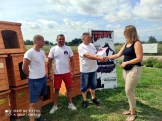 Za uzbierane w trakcie wystawy pieniądze zakupili budy dla schroniska