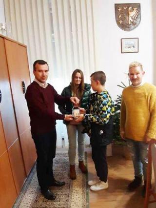 Betlejemskie Światło Pokoju w średzkim magistracie