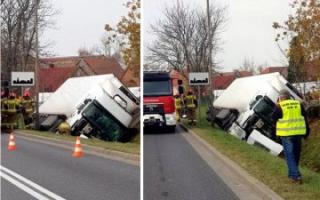 Dachowanie samochodu, ciężarówka w rowie, na pomoc dziecku [raport strażaków]