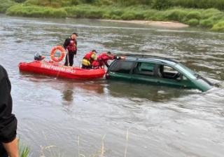 Samochód w Odrze, kolizja, pożar kombajnu [raport strażaków]