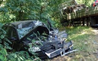Wypadek! Kierowca zakleszczony w aucie (zdjęcia)