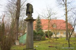 Zapomniana kolumna bez głowy w Środzie Śląskiej