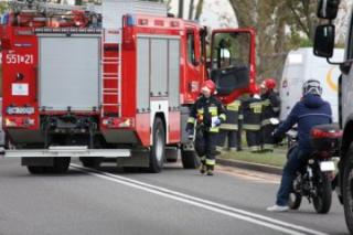 Dachowanie samochodu, zablokowana droga, na pomoc poszkodowanemu [raport strażaków]