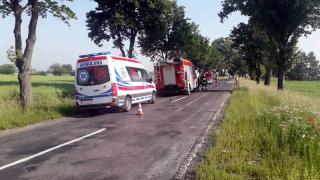 Auto w polu. Pasażer zakleszczony, a kierowca znikł...