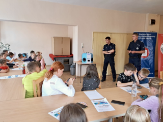 Dzielnicowi z gminy Kostomłoty z wizytą na półkolonii