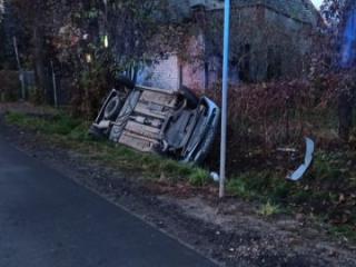 Dachowanie auta w gminie Kostomłoty. Kierowca i pasażer byli nietrzeźwi