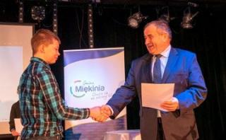 Najzdolniejsi otrzymają stypendia. Burmistrz Miękini wręczył im listy gratulacyjne
