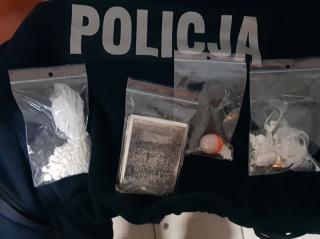 Miał zakaz prowadzenia pojazdów oraz substancje psychotropowe – został zatrzymany
