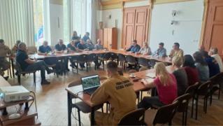 Spotkanie Powiatowego Zespołu Zarządzania Kryzysowego z udziałem włodarzy gmin i ministra