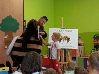 Spotkanie przedszkolaków z pszczelarzem