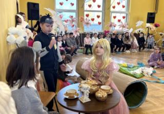 Wyjątkowy dzień, pełen uśmiechu, radości i dumy w szkole w Kostomłotach