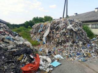 Nielegalne odpady na prywatnej posesji. Kierowca ciężarówki zatrzymany na gorącym uczynku!