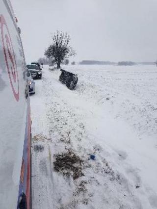 Za Piekarami auto wpadło do rowu