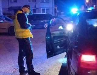 Mandaty, zatrzymane prawo jazdy i dowody rejestracyjne - podsumowanie nocnych działań policji