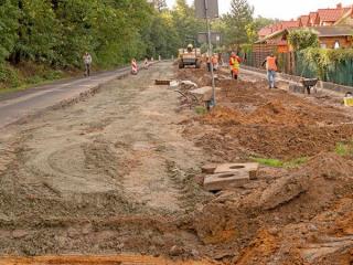 Trwa przebudowa drogi w Brzezinie. Będą chodniki, oświetlenie i ścieżka rowerowa
