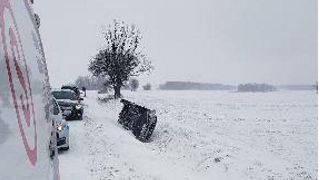 ZA PIEKARAMI AUTO WPADŁO DO ROWU