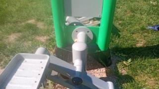 Wandale zdemontowali stepper na Kajakach