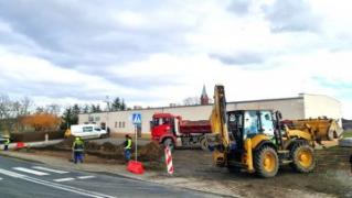 W Kwietnie trwa budowa parkingu. Wkrótce wykonane zostanie odwodnienie boiska