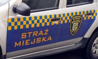 STARSZY PAN PIŁ ALKOHOL W WIACIE PRZYSTANKOWEJ 