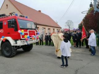Uroczyste przekazanie wozu strażackiego dla OSP w Chomiąży