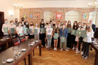 Stypendyści gminnych szkół nagrodzeni przez burmistrza