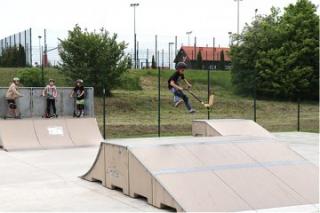 Tricki na hulajnogach w średzkim skateparku