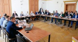 Sesja Rady Powiatu w Środzie Śląskiej – ważne decyzje i lokalne inicjatywy