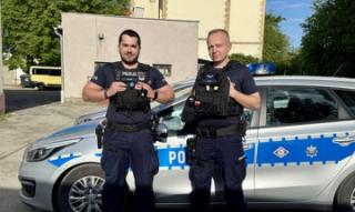 Przez okno balkonowe na piętrze na ratunek – średzcy policjanci pomogli mężczyźnie