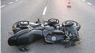 MOTOCYKLISTA UDERZYŁ W SAMOCHÓD OSOBOWY