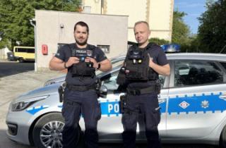 Nie wahali się ani chwili – średzcy policjanci uratowali seniorkę!