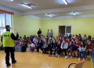 Bezpieczeństwo w trakcie ferii zimowych. Dzielnicowy z posterunku policji w Miękini spotkał się z uczniami