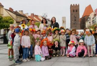Średzkie przedszkolaki witają jesień