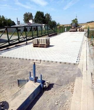 Ul. Szkolna w Rakoszycach – trwa układanie kostki