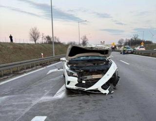 Wypadek z udziałem kilku samochodów przed węzłem Kostomłoty. Jedna osoba trafiła do szpitala