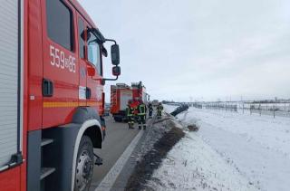 Auto w rowie, zderzenie 2 pojazdów, pożary [raport strażaków]