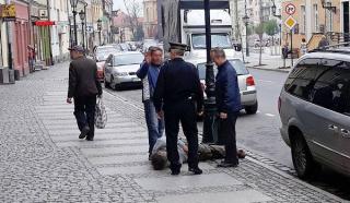 MĘŻCZYZNA LEŻAŁ NA CHODNIKU. MIAŁ DRGAWKI