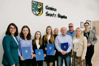 Średzkie zawodniczki karate i ich trener nagrodzeni przez burmistrz Elżbietę Czarnotę