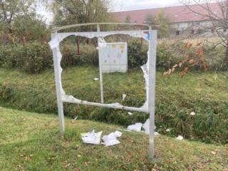 Tablica w Komornikach rozerwana na strzępy
