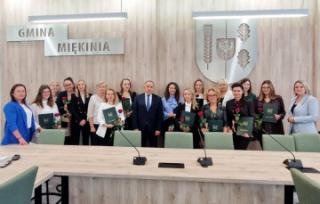 Burmistrz Miękini uroczyście wręczył nauczycielom mianowanym listy gratulacyjne